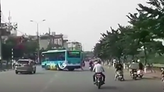 'Hung thần' xe buýt hất văng xe máy khi đột ngột quay đầu