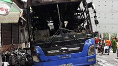 Đang đậu trên đường, xe khách bất ngờ bốc cháy dữ dội 