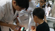 Bệnh nhi được thăm khám, đánh giá tình trạng sức khoẻ tại bệnh viện - Ảnh: Người Lao Động