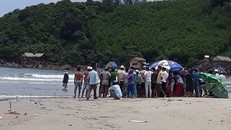 Đi dự sinh nhật ngoài bãi biển, 5 học sinh bị sóng cuốn trôi