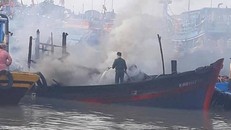 Tàu cá bất ngờ bốc cháy, nhiều thuyền viên thoát chết