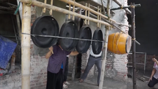 Bà nội U80 của thủ môn Tiến Dũng đánh chiêng 'tiếp lửa' Olympic VN