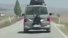 Trói con gái sau ôtô, ông bố lái xe chạy quanh làng