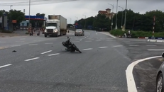 Clip: Xe máy không người lái xoay điên đảo giữa đường đầy ô tô, xe tải