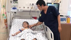 Các bác sỹ tiếp tục theo dõi sức khỏe của bé - Ảnh: VTC News