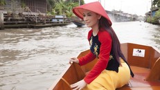 Phi Nhung duyên dáng với áo dài trên xuồng đi chợ nổi ở Thái Lan