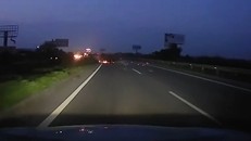 Tránh bó củi, xe 7 chỗ lật ngang trên cao tốc