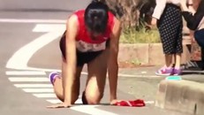 Bị gãy chân, nữ sinh Nhật vẫn kiên cường bò hết đường đua