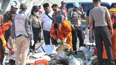 Lực lượng tìm kiếm và cứu hộ tập hợp mảnh vỡ máy bay và tư trang của các nạn nhân vụ rơi máy bay Lion Air JT610. (Ảnh: THX/TTXVN)