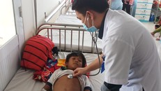 Bắt cóc nướng ăn, 2 trẻ bị ngộ độc, 1 bé tử vong