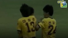 HLV Park Hang-seo thời trẻ từng sử dụng 'thiết đầu công' như Zidane