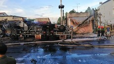 Hiện trường vụ cháy xe bồn chở xăng làm 6 người chết ở Bình Phước