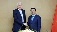 Phó Thủ tướng Vương Đình Huệ và ông Richard F. Chandler, Chủ tịch và là nhà sáng lập Tập đoàn Clermont. Ảnh: VGP//Thành Chung