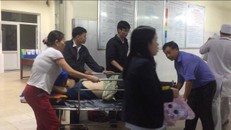 Xe khách nổ lốp lật nhào giữa đường, 8 người nhập viện