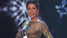 H'Hen Niê gây ấn tượng với màn hất váy cực đẹp mắt trong đêm bán kết 'Hoa hậu Hoàn vũ 2018'