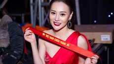 'Quỳnh búp bê' vỡ oà giữa 10.000 sinh viên khi Việt Nam vô địch