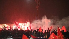 CSGT dầm mưa thông đường cho người dân 'đi bão'