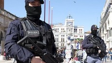 Lực lượng an ninh Italy. Ảnh: Reuters