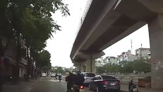 Tông ngã người phía trước xuống đường vì lái xe một tay