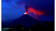 Núi Soputan phun trào 2 lần trong sáng 17/12.