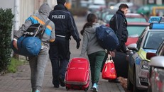 Cảnh sát Đức đưa người tị nạn trở lại sân bay. (Nguồn: rumoursaboutgermany.info)