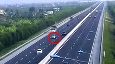 Pha thay lốp 'cảm tử' của tài xế trên cao tốc Hải Phòng