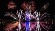 Vòng quanh thế giới, check-in ở 8 cây thông Noel nổi tiếng