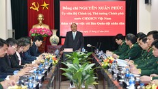 Thủ tướng Nguyễn Xuân Phúc nói chuyện với tập thể Báo Quân đội nhân dân. Ảnh: VGP/Quang Hiếu