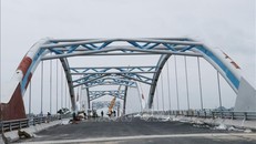 Hoàn tất hạng mục trải thảm bê tông nhựa mặt cầu Bến Tượng. Ảnh: Hoàng Nguyên/TTXVN