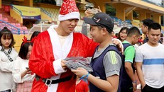 Duy Mạnh, Đức Huy hoá ông già Noel tặng quà fan nhí