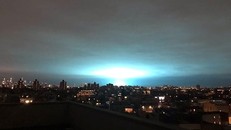 Ánh sáng xanh xuất hiện ở New York, người dân hoảng loạn tưởng UFO