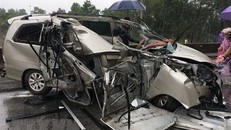 ​ Chiếc xe con bị biến dạng hoàn toàn. (Ảnh: Hồ Cầu/TTXVN)