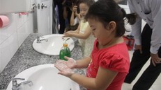 Trẻ em rửa tay phòng ngừa nhiều dịch bệnh. (Ảnh: TTXVN/Vietnam+)