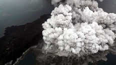 Núi lửa Indonesia 'lùn' đi sau đợt phun trào gây sóng thần