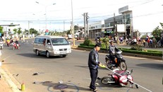 Ô tô khách húc văng 2 xe máy, 4 người thương vong