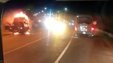 Xe tải bốc cháy dữ dội ở đường dẫn vào hầm Hải Vân