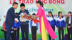 Nhà báo Phùng Công Sưởng - Phó Tổng biên tập báo trao học bổng cho các em