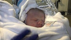 Nhầm tưởng chuyển dạ là táo bón, người phụ nữ sinh con trong nhà tắm