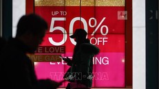 Bảng quảng cáo giảm giá tại một cửa hàng ở London, Anh. Ảnh: AFP/TTXVN