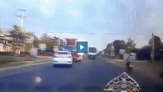 Ôtô vượt ẩu đâm trực diện vào xe tải gây tai nạn thảm khốc