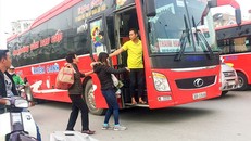 Ô tô tấp nập đón khách trên đường Giải Phóng Ảnh: Nguyễn Hoàn