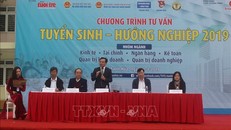 Các chuyên gia của Bộ Giáo dục và Đào tạo và các Trường trường Đại học tư vấn, hướng nghiệp cho học sinh. Ảnh: Khiếu Tư/TTXVN