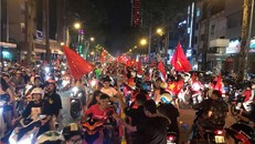 Người hâm mộ đổ xuống đường sau trận chung kết AFF Cup.
