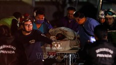  Chuyển nạn nhân tới bệnh viện để điều trị sau vụ nổ đường ống dẫn nhiên liệu tại khu dân cư Tlahuelilpan, bang Hidalgo tối 18/1/2019. Ảnh: THX/TTXVN