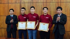 Hai thầy Phó hiệu trưởng trường ĐH Bách khoa Hà Nội, thầy Trần Văn Tớp (ngoài cùng bên trái) và thầy Đinh Văn Phong (ngoài cùng bên phải) trao giấy khen cho 3 thành viên của đội Amazingbamboo
