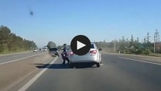 Giật mình với pha qua đường 'liều chết' của hai người đi bộ