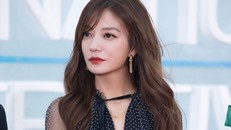 Triệu Vy lên tiếng về hình ảnh hôn đạo diễn Lý Phi ở nhà hàng