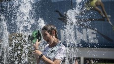 Người dân tránh nóng tại vòi phun nước ở Melbourne, Australia, ngày 24/1/2019. Ảnh: THX/ TTXVN