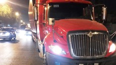 Xe container lao lên dải phân cách, tài xế có dấu hiệu bất thường