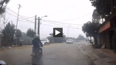 Nam thanh niên đi xe máy ngã văng vì chó thả rông bất ngờ lao sang đường